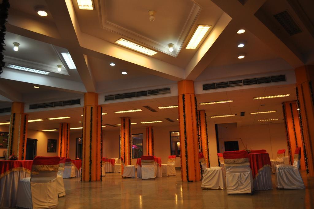 Hotel Maruti Mandapam Jabalpur Exteriör bild